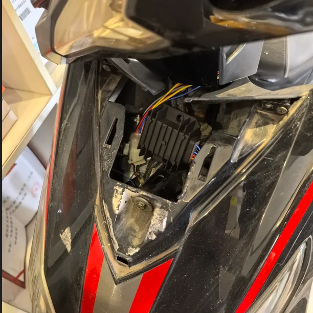 The TR10W camouflaged GPS tracker installed inside a motorcycle, perfectly disguised as a standard rectifier for covert anti-theft. TR10W Great Will