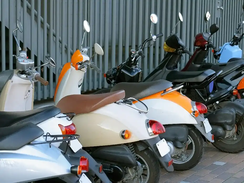 The GDW2 dashcam providing intelligent parking monitoring for a row of parked motorcycles and scooters.