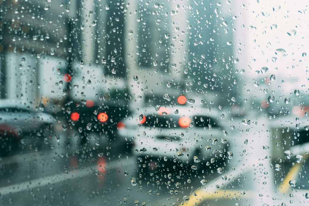 Cars driving on the road in rainy weather TR40 Great Will