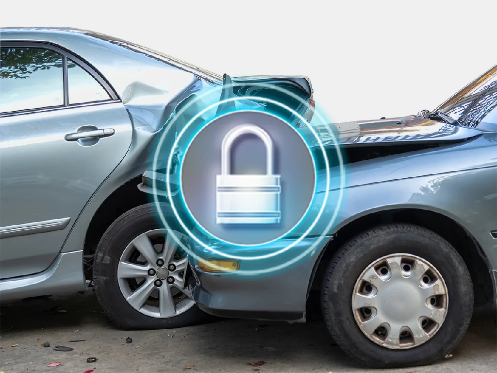 A car collision with a security lock icon, illustrating the GD95L's critical event alerts and automatic evidence upload.